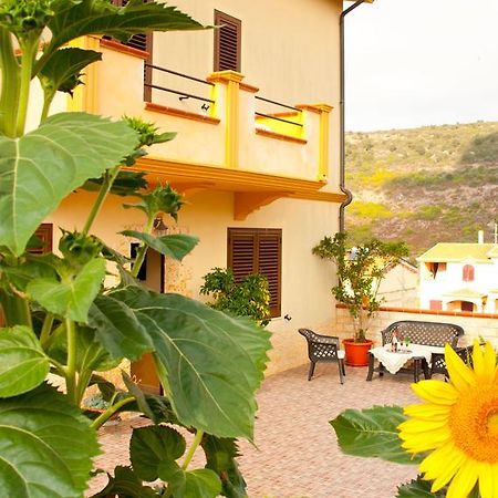 Casa Vacanze Sandalia Боза Екстериор снимка