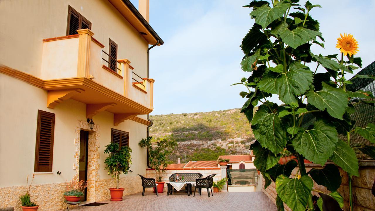 Casa Vacanze Sandalia Боза Екстериор снимка