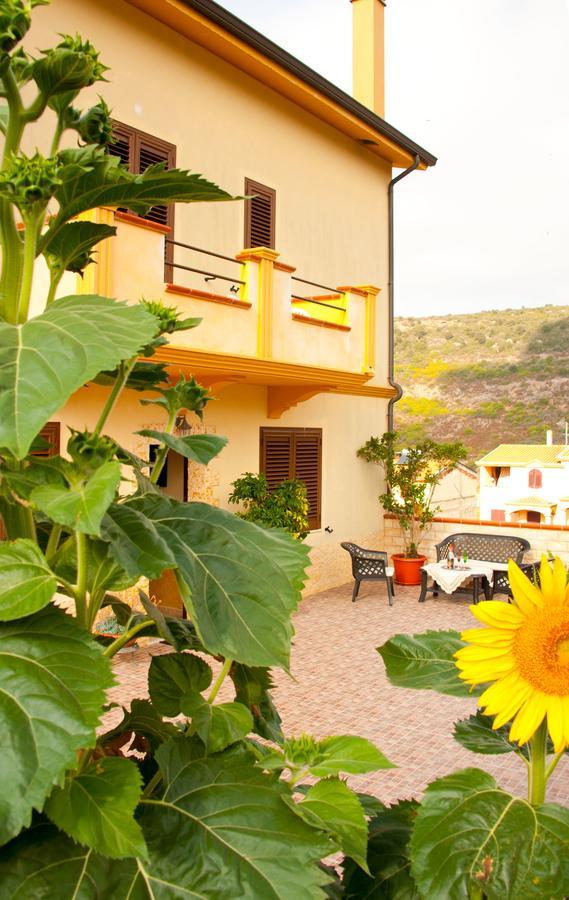 Casa Vacanze Sandalia Боза Екстериор снимка